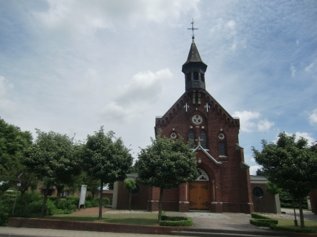 Erkelenz-Gerderhahn : In Gerderhahn, neugotische Pfarrkirche Hl. Dreifaltigkeit 